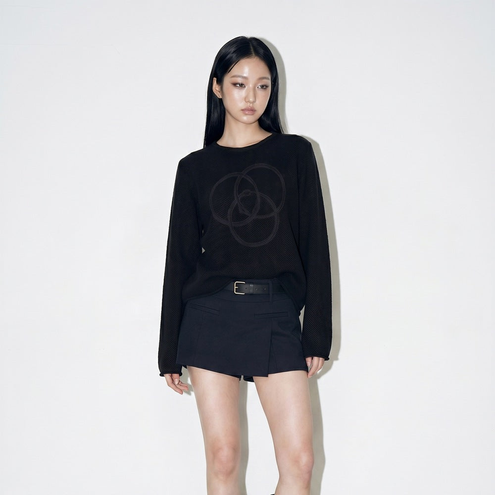 เสื้อถักแขนยาว WILD LOOP ในลุคนางแบบ ภาพเต็มตัว