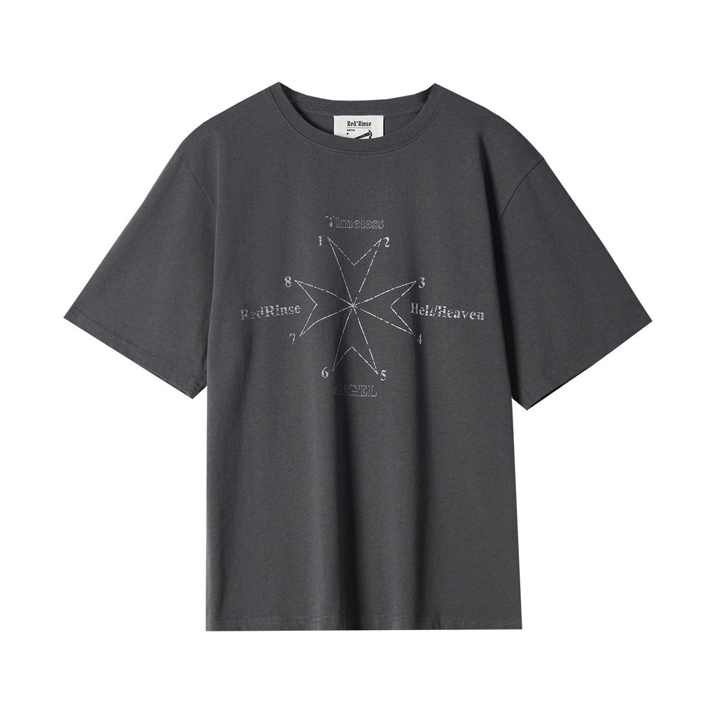 เสื้อยืดกราฟิกฟอก NAVI มุมด้านหน้า บนพื้นหลังสีขาว
