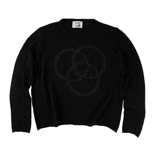 เสื้อถักแขนยาว WILD LOOP มุมด้านหน้า บนพื้นหลังสีขาว