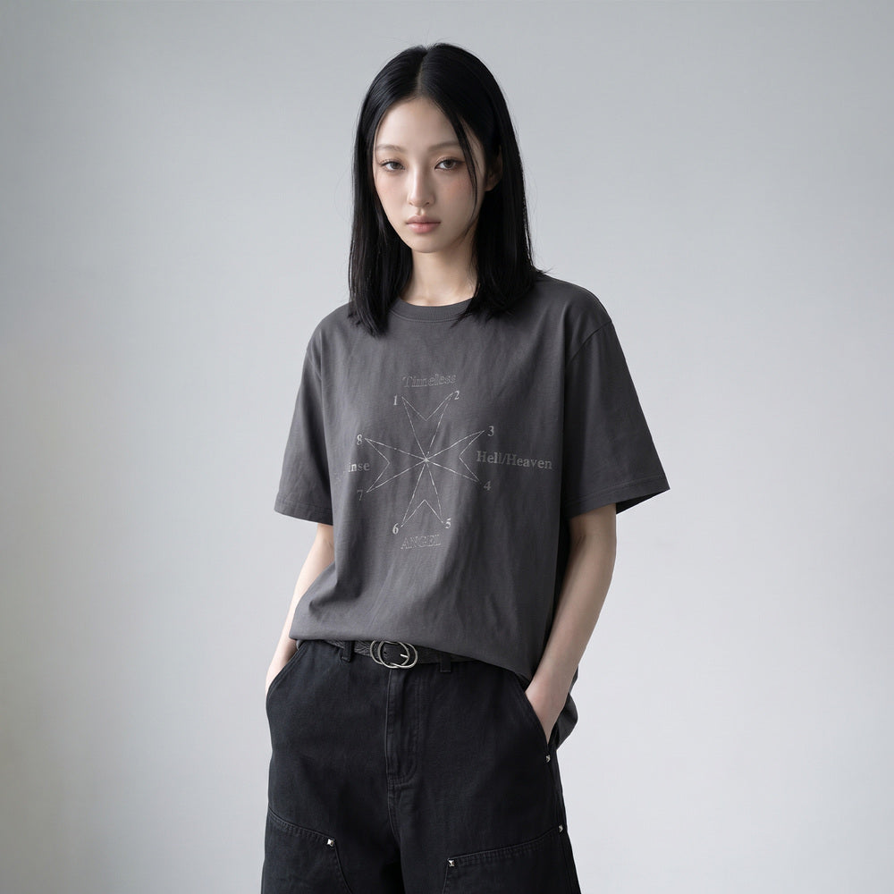 เสื้อยืดกราฟิกฟอก NAVI ในลุคนางแบบ มุมด้านหน้า