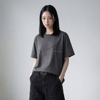 เสื้อยืดกราฟิกฟอก NAVI ในลุคนางแบบ มุมด้านหน้า