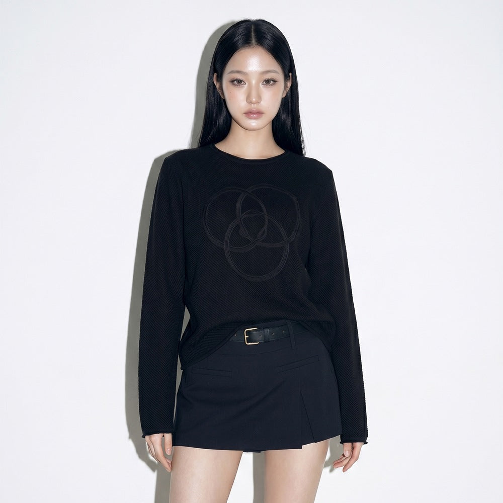 เสื้อถักแขนยาว WILD LOOP ในลุคนางแบบ มุมด้านหน้า