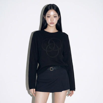 เสื้อถักแขนยาว WILD LOOP ในลุคนางแบบ มุมด้านหน้า