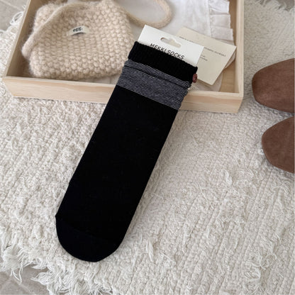 Black ribbed sock with a contrast striped cuff