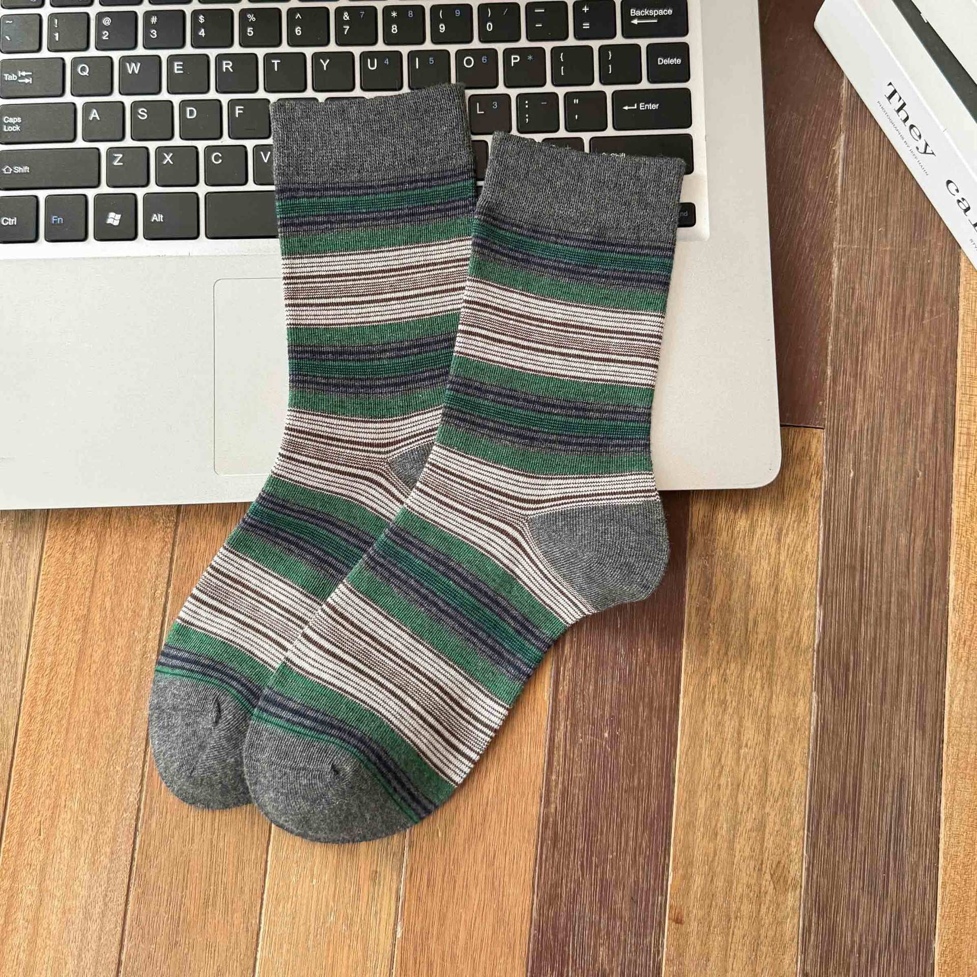 SIGNAL original gray and green multicolor stripe socks