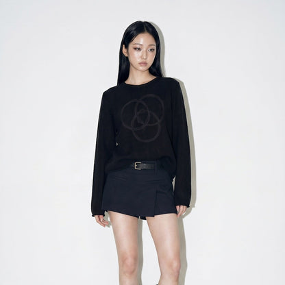 เสื้อถักแขนยาว WILD LOOP ในลุคนางแบบ ภาพเต็มตัว