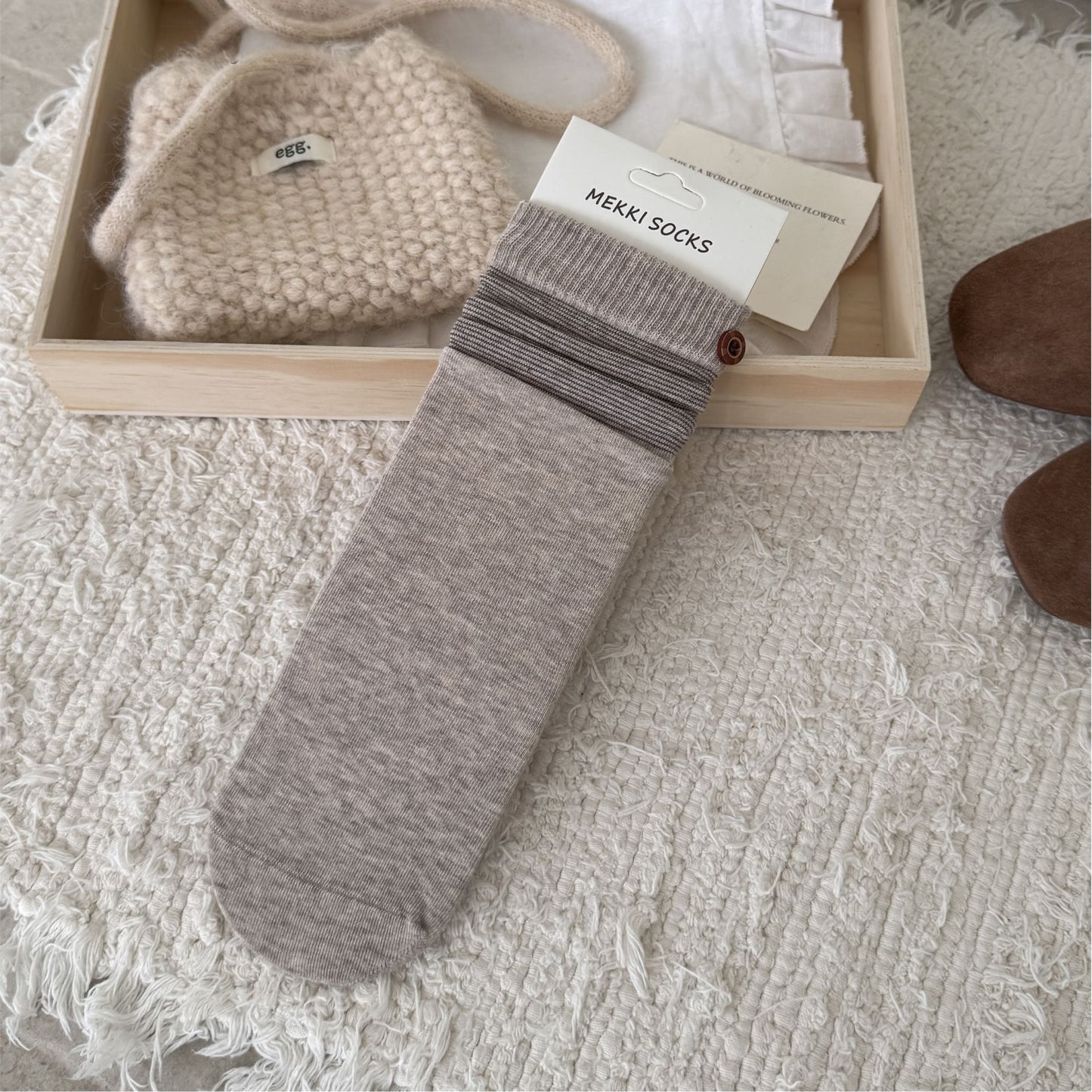 Pale khaki ribbed sock with a contrast striped cuff