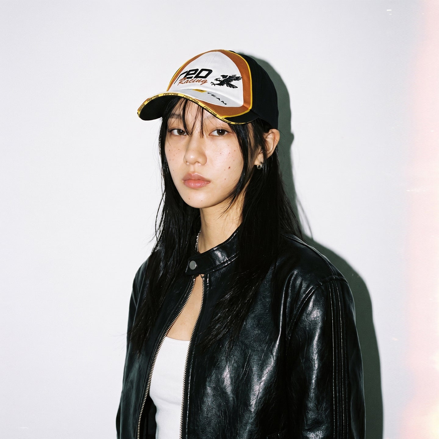 Close-up model view of HORIZON black white and rust racing cap